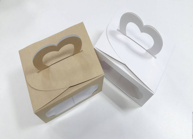 กล่องคัพเค้ก 3 ชิ้น หูหิ้ว สีขาว แบบหน้าต่าง 2 ด้าน 18x14x10ซม.กล่องคัพเค้กพร้อมฐานรองคัพเค้ก (ช่องใส่คัพเค้กกว้าง 6.4ซม.) 20ใบ/แพ็ค