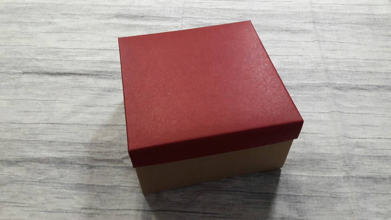 กล่องแบบมีฝาครอบ กล่องอเนกประสงค์ ขนาด 16.5 x 16.5 x 9 ซม. ตัวกล่องสีคราฟท์น้ำตาลเข้ม ฝาครอบสีแดง ราคา 455 บาท ต่อแพ็ค (20 ใบ)