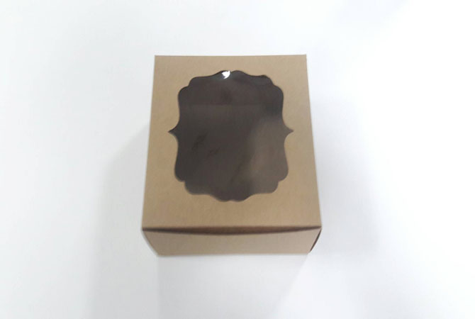 กล่องเค้กครึ่งปอนด์ กล่องคัพเค้ก 4 ชิ้น(ไม่มีฐานรอง) กล่องเค้กชิ้น กล่องขนม กล่องสแน็ค กล่องแบบมีหน้าต่างพลาสติก ขนาด 15.0 x 15.0 x 7.6 ซม. สีคราฟท์น้ำตาลเข้ม ราคา 160 บาทต่อแพ็ค(20ใบ)