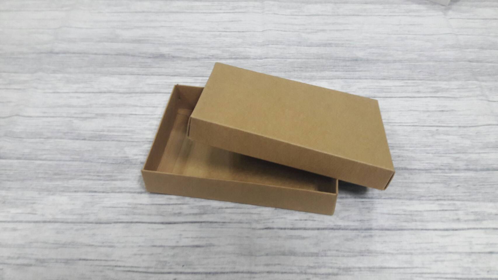 กล่องฝาครอบ กล่องของขวัญ กล่องแบบมีฝาครอบ กล่องอเนกประสงค์ ขนาด 10 x 15 x 3 ซม. สีคราฟท์น้ำตาลเข้ม ราคา 265 บาท ต่อแพ็ค (20 ใบ)