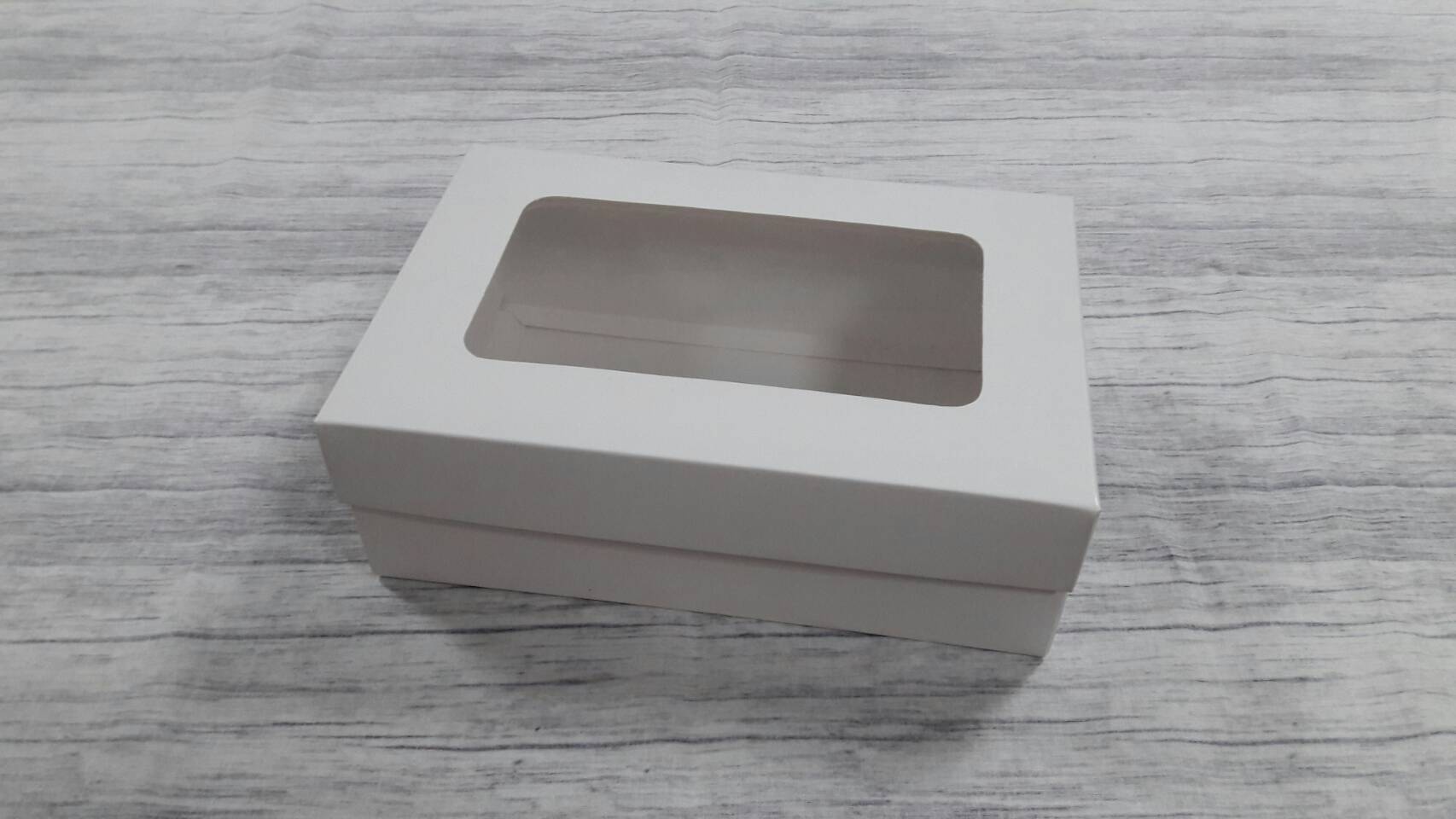 กล่องฝาครอบ กล่องของขวัญ กล่องอเนกประสงค์ ขนาด 14.0 x 21.0 x 7.0 cm. สีขาว (แบบฝาหน้าต่างพลาสติก) ราคา 435 บาท ต่อแพ็ค (20 ใบ)