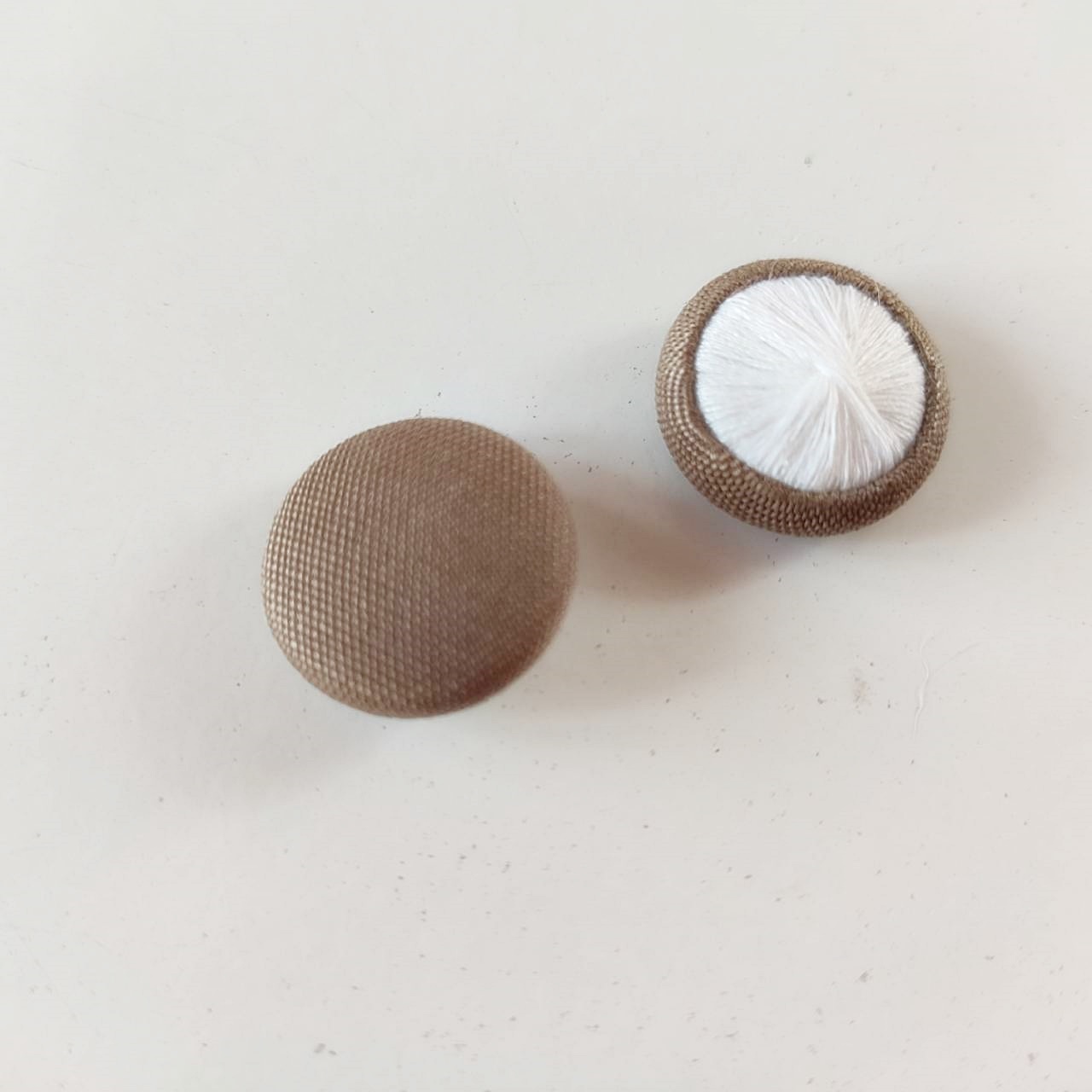 กระดุมผ้าปั๊ม สีกากี