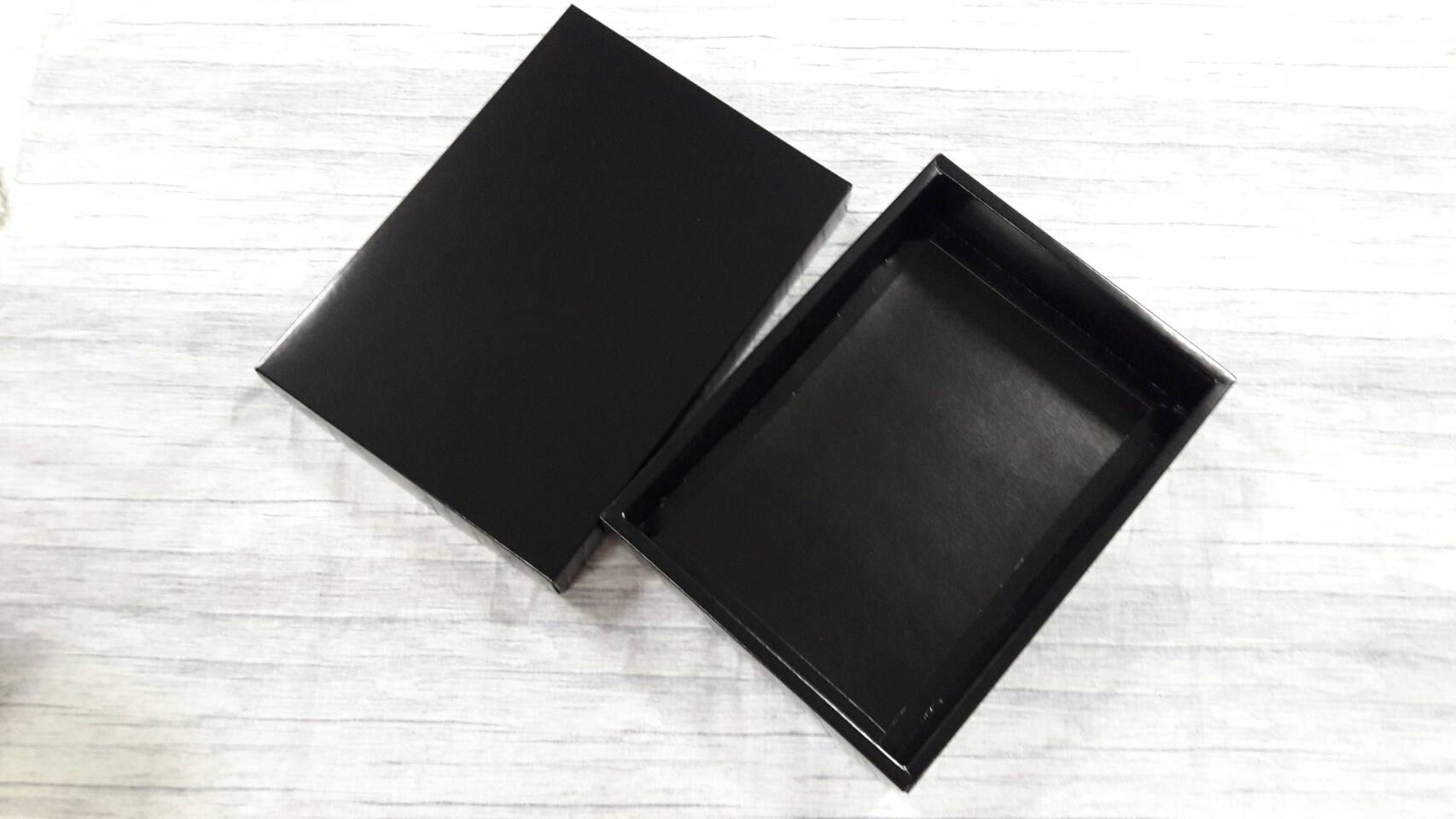 กล่องของขวัญ กล่องฝาครอบ กล่องของที่ระลึก กล่องอเนกประสงค์ กล่องของใช้ กล่องใส่ผ้าไหม ขนาด 19.6 x 27.2 x 5 ซม.สีดำ เคลือบอาบเงา (แบบฝาทึบ) ราคา 505 บาทต่อแพ็ค(20 ใบ)