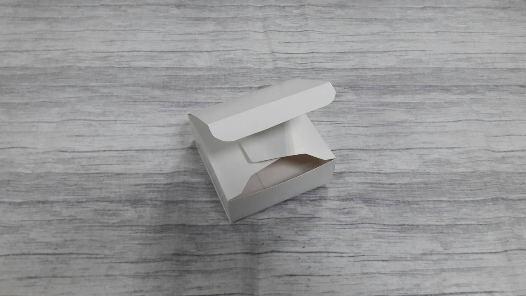 กล่องของขวัญ กล่องแบบฝาหัวท้าย กล่องอเนกประสงค์ สีขาว ขนาด10.5x10.5x4 ซม. กล่องของที่ระลึก กล่องเครื่องสำอางค์ กล่องของใช้ ราคา 145 บาท/20 ใบ