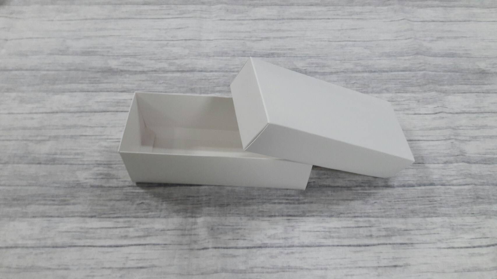 กล่องของขวัญ กล่องฝาครอบ กล่องของที่ระลึก กล่องอเนกประสงค์ กล่องของใช้ กล่องขนมมาการอง ขนาด 6.5x16.5x5.5 ซม.สีขาว ราคา 225 บาทต่อแพ็ค(20 ใบ)