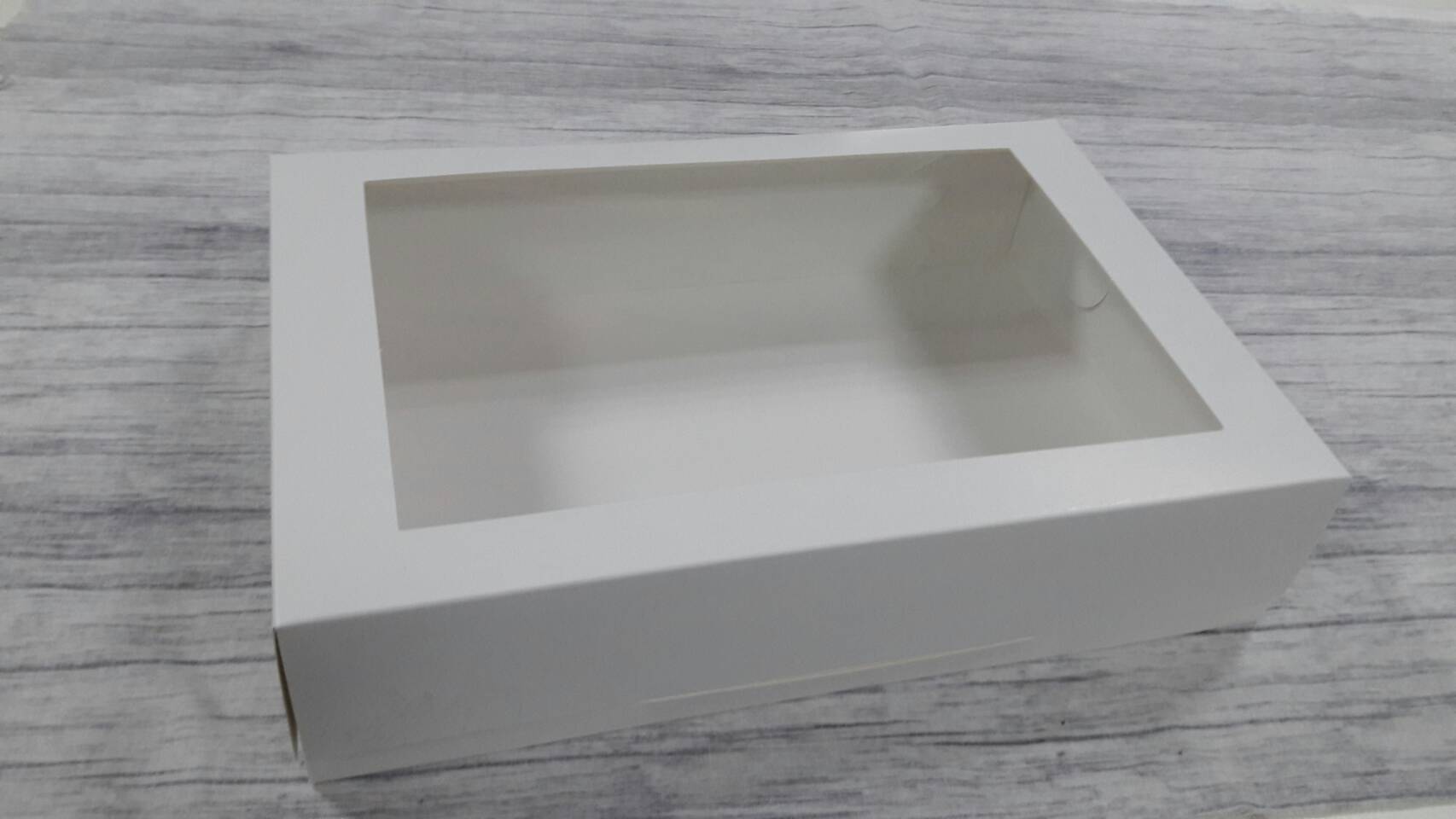 กล่องบราวนี่ กล่องชิฟฟ่อน กล่องขนมเปี๊ยะ กล่องโดนัท กล่องอเนกประสงค์ สีขาว ขนาด 20.0x30.0x7.0 ซม.(กระดาษหนา 300 แกรม) ราคา 325 บาทต่อแพ็ค(20ใบ)