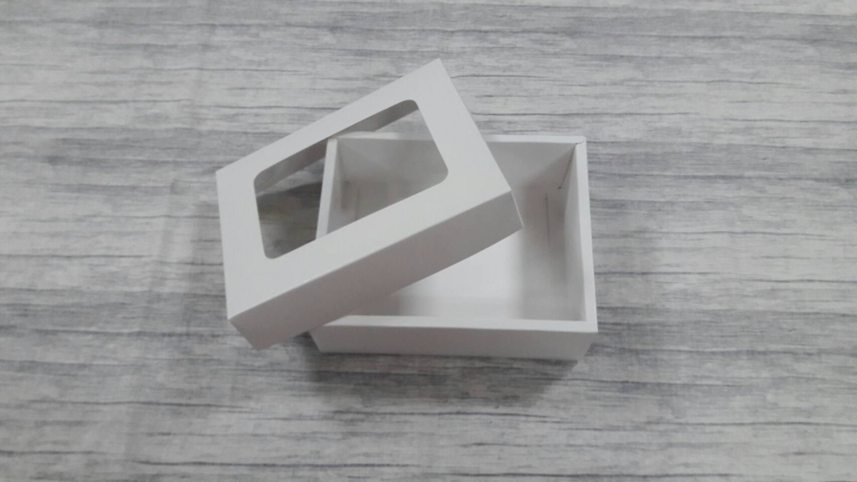 กล่องฝาครอบ กล่องของขวัญ กล่องอเนกประสงค์ ขนาด 15.2x19x6.3 ซม. สีขาว (แบบฝาหน้าต่างพลาสติก) ราคา 425 บาท ต่อแพ็ค (20 ใบ)