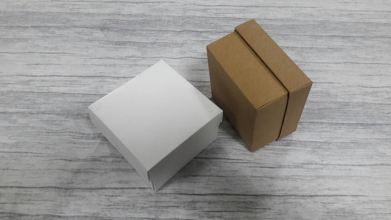 กล่องของขวัญ กล่องฝาครอบ กล่องของที่ระลึก กล่องอเนกประสงค์ กล่องของใช้ กล่องใส่ผ้าไหม ขนาด 9*9*5.7 ซม. สีคราฟท์น้ำตาลเข้ม ราคา 255 บาท/20 ใบ