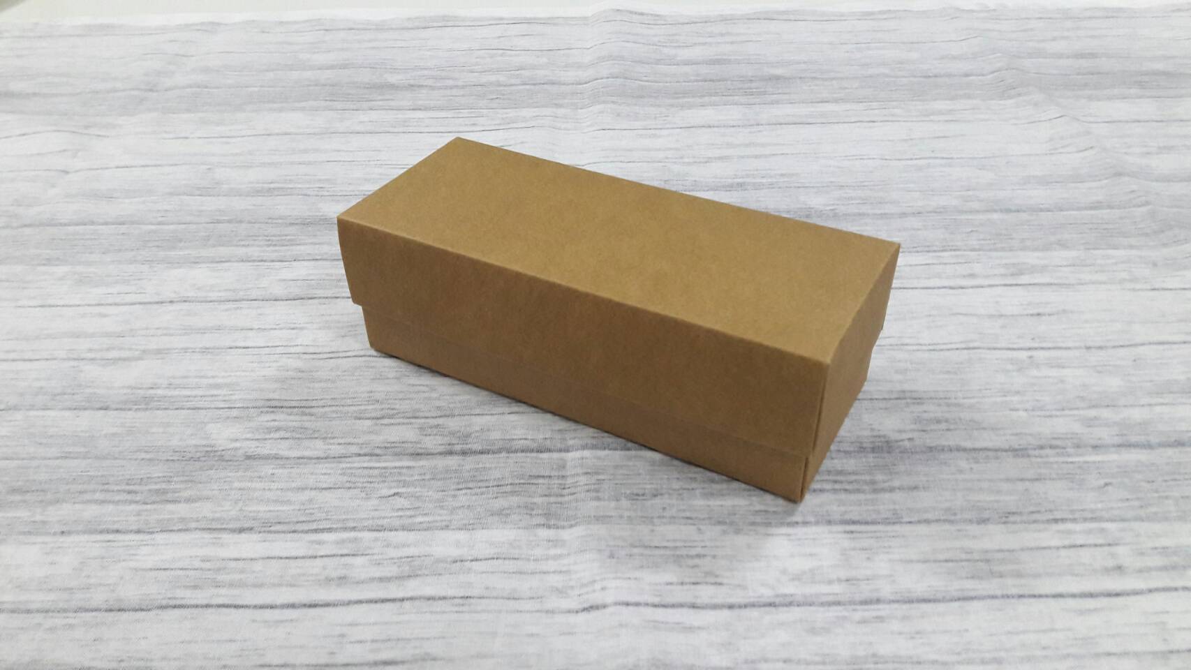 กล่องของขวัญ กล่องฝาครอบ กล่องของที่ระลึก กล่องอเนกประสงค์ กล่องของใช้ กล่องขนมมาการอง ขนาด 6.5x16.5x5.5 ซม.สีคราฟท์น้ำตาลเข้ม ราคา 240 บาทต่อแพ็ค(20 ใบ)