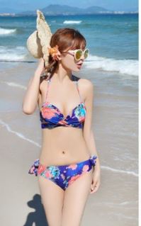 ชุดว่ายน้ำคุณแม่สีน้ำเงิน ลายดอกไม้ 1 ชุด มี 3 ชิ้น เสื้อ+กางเกง+ชุดสวมคลุม (มีคู่ แม่-ลูก ด้วยค่ะ จะซื้อคู่ หรือซื้อเดี่ยว ก็ได้ค่ะ)