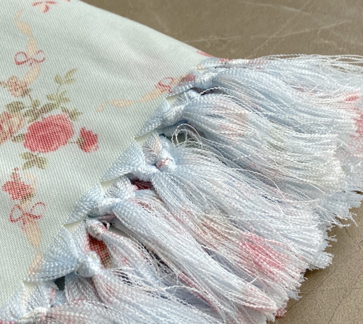 ผ้าปูโต๊ะลายวินเทจ อิงลิชคันทรี่ กุหลาบโทนฟ้าเขียว อมครีมนิดๆ ขนาด 100x150 cm