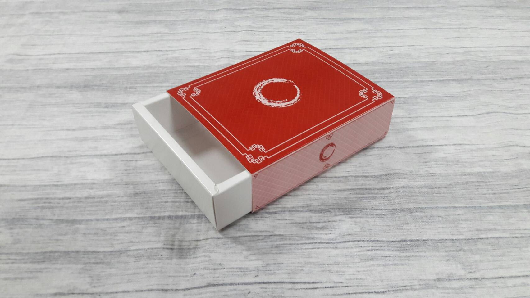 กล่องสไลด์ กล่องของขวัญ กล่องของที่ระลึก กล่องอเนกประสงค์ กล่องแบบฝาสไลด์ลายสีแดงเข้ม ขนาด 10.7x12.7x3.4 ซม. ราคา 215 บาท (20 ใบ ต่อแพ็ค)