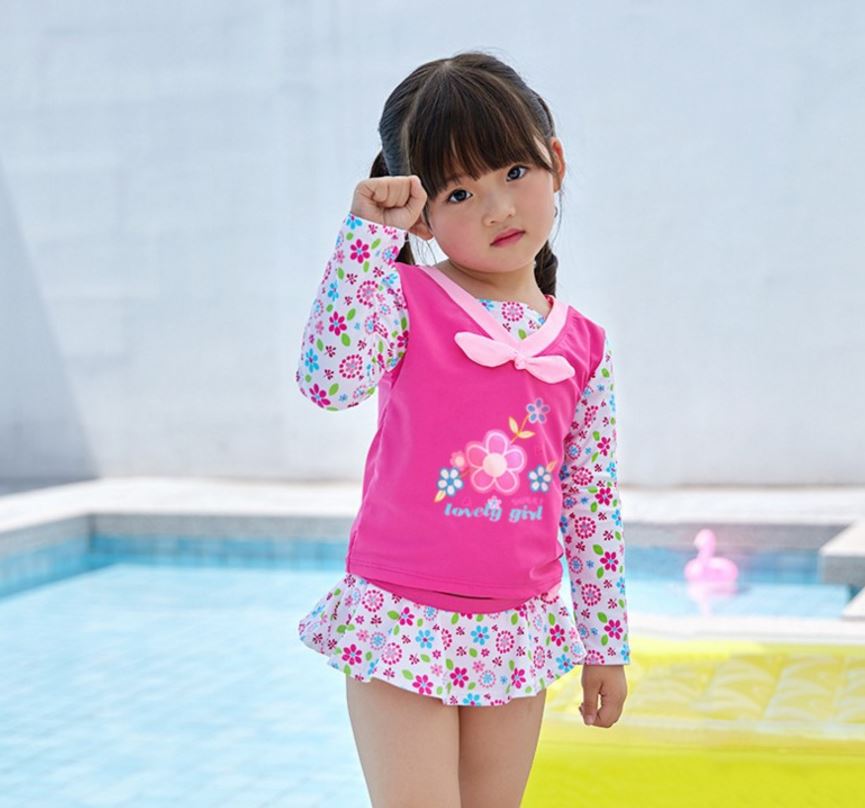 ชุดว่ายน้ำเด็กผู้หญิง สีชมพูขาวลายดอกไม้ เสื้อแขนยาว กางเกงมีระบาย พร้อมหมวกเข้าชุด