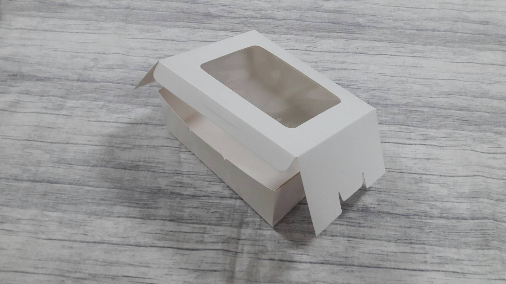 กล่องขนม กล่องเค้ก กล่องคัพเค้ก กล่องชิฟฟ่อน กล่องอเนกประสงค์ (หน้าต่างพลาสติก) ขนาด 14.0x17.0x7.0 ซม. สีขาว ราคา 160 บาทต่อแพ็ค (20ใบ)