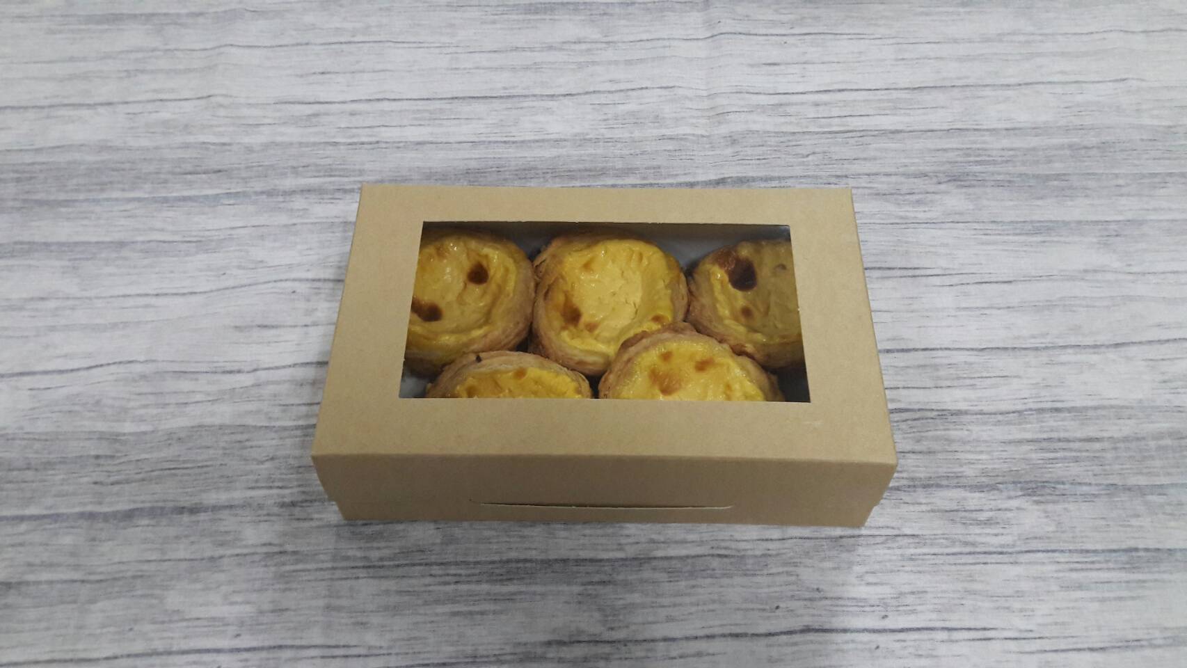 กล่องบราวนี่ กล่องชิฟฟ่อน กล่องช๊อกโกแลต กล่องทาร์ตไข่ กล่องขนมเปี๊ยะ สีคราฟท์น้ำตาลอ่อน ขนาด 11.5x18.5x5.0 ซม.ราคา 160 บาทต่อแพ็ค (20ใบ)