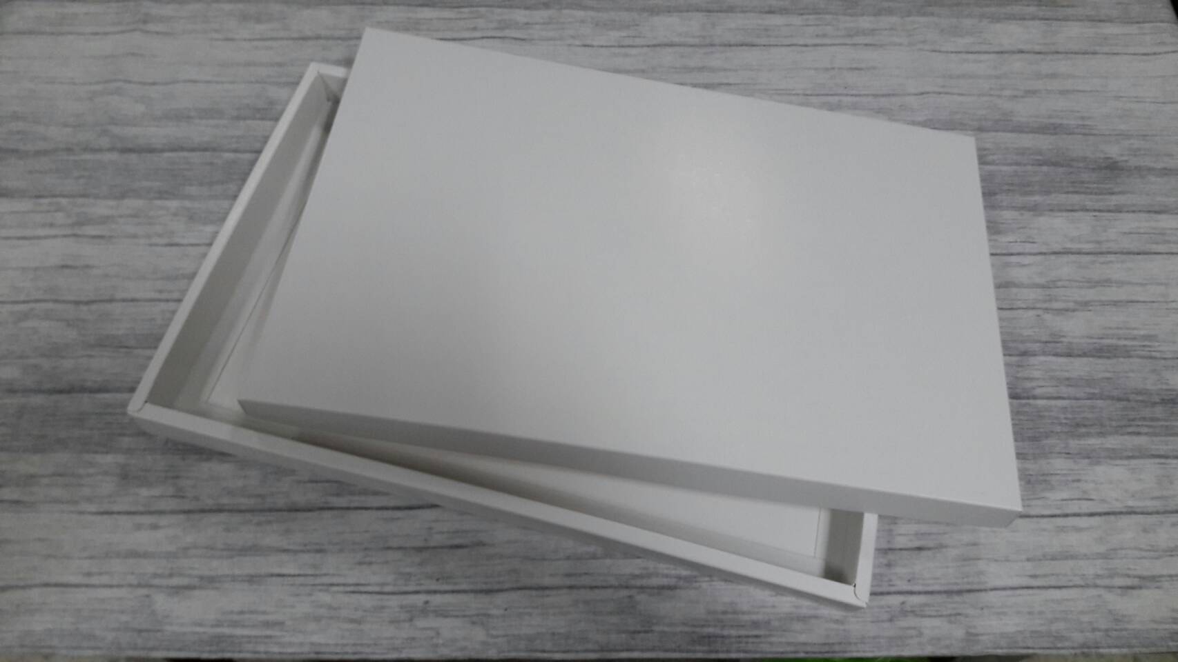 กล่องอเนกประสงค์ กล่องฝาครอบ กล่องของที่ระลึก กล่องของขวัญ กล่องใส่ผ้าพันคอ กล่องใส่ผ้าไหม ขนาด 22.7 x 34.4 x 2.4 ซม.(ใช้ใส่ของขนาด A4 ได้) สีขาว ราคา 445 บาทต่อแพ็ค (20 ใบ)