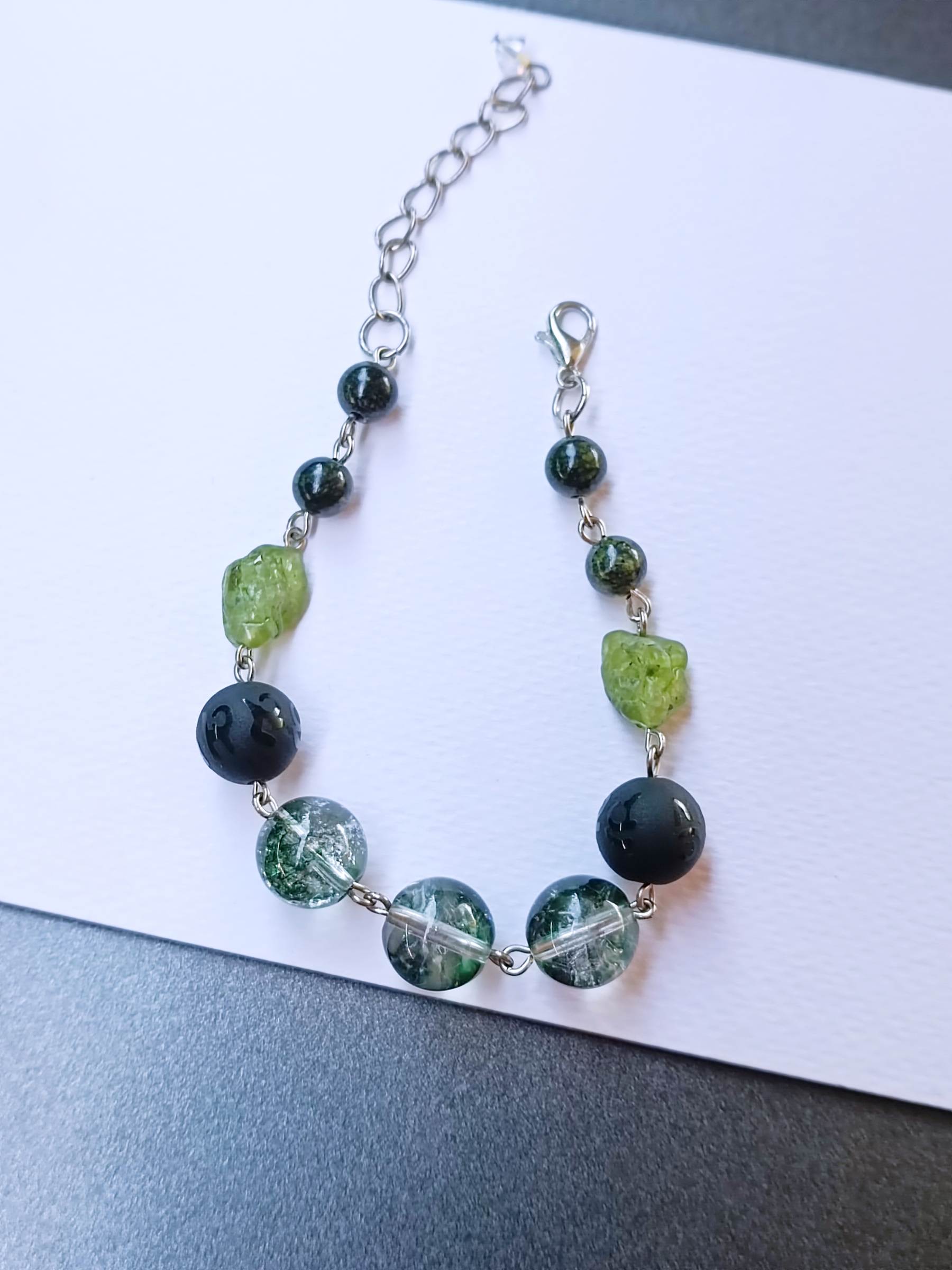 สร้อยข้อมือหินแท้ "Connected" Phantom Quartz + Peridot Bracelet (ความเจริญรุ่งเรือง+คุ้มครอง)