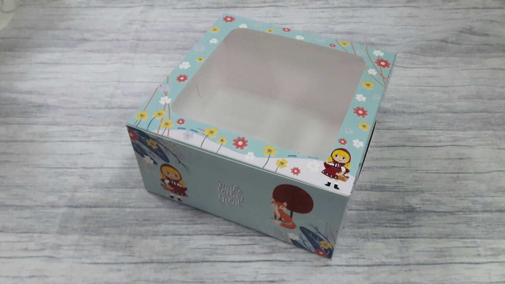 กล่องเค้ก กล่องเค้ก 1 ปอนด์ กล่องขนม กล่องเบเกอรี่ กล่องคัพเค้ก สีฟ้าลายหนูน้อยผมทอง (มีหน้าต่างพลาสติก) 20.5x20.5x10 ซม. ราคา 330 บาทต่อแพ็ค (20ใบ)