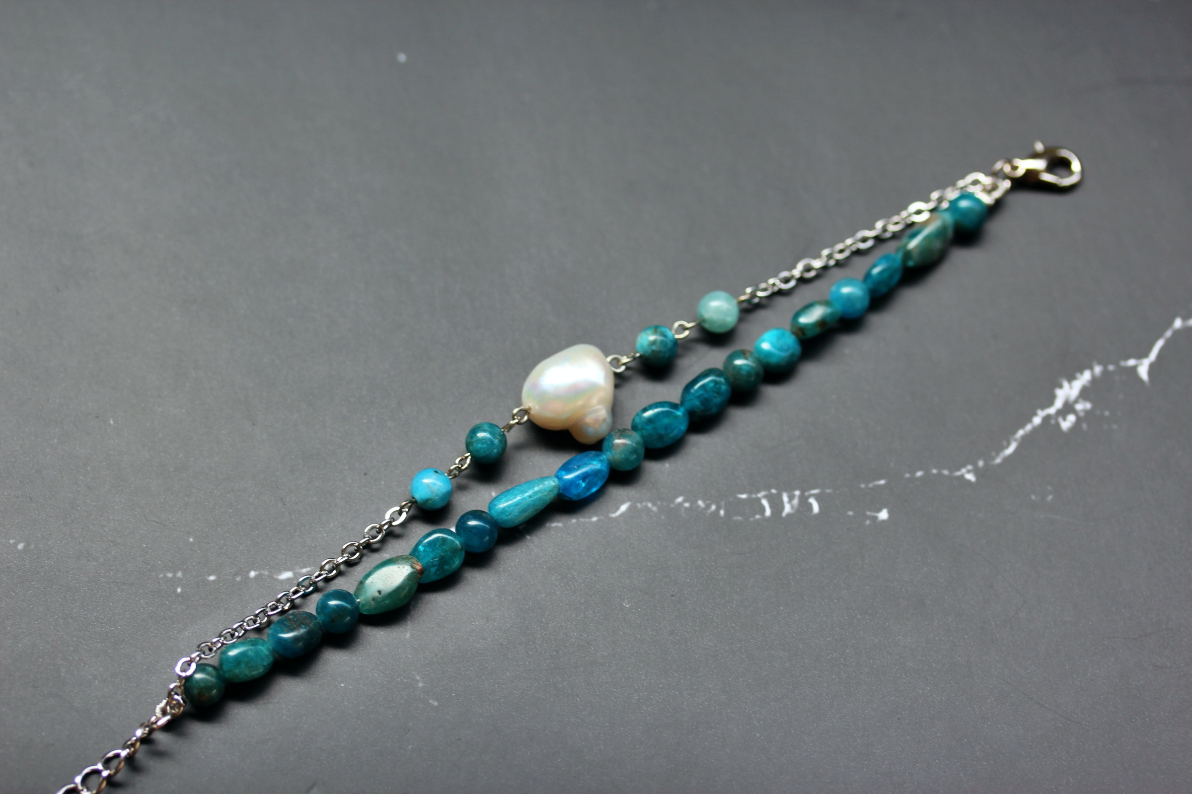 สร้อยข้อมือหินแท้ "Charmed" Blue Apatite Bracelet ( For Motivation)
