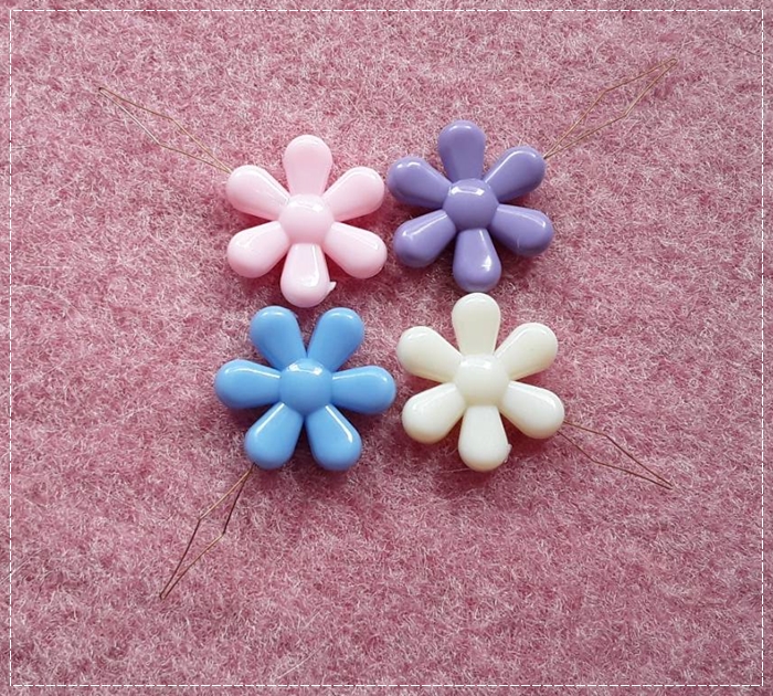 ที่สนเข็มรูปดอกไม้สีม่วง