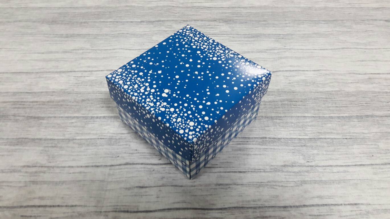 กล่องของขวัญ กล่องฝาครอบ ขนาด 9*9*5.7 ซม.กล่องของที่ระลึก กล่องอเนกประสงค์ กล่องของใช้ กล่องใส่ผ้าไหม สีน้ำเงินคราม ราคา 265 บาท/20 ใบ