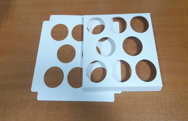 ฐานใส่คัพเค้กขนาด 8 ช่อง เส้นผ่านศูนย์กลาง 5.5 ซม.(ใช้กับถ้วยคัพเค้กขนาดมาตรฐาน 5 ซม.) ขนาด 20.3 X 20.3 ซม.