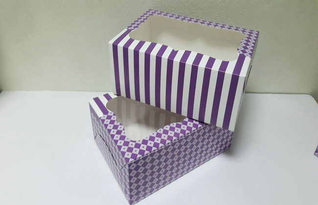 กล่องเค้ก กล่องคัพเค้ก 6 ชื้น กล่องขนม กล่องเค้กครึ่งปอนด์ กล่องเบเกอรี่ ลายม่วงสดใส 16x22.6x9ซม.ราคา 320 บาท(20ใบ/แพ็ค)