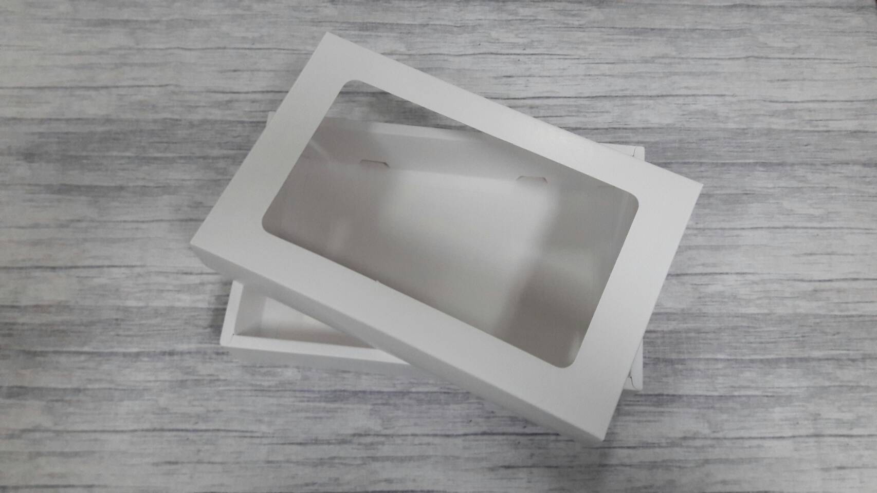 กล่องของขวัญ กล่องฝาครอบ กล่องของที่ระลึก ขนาด 16.6x26x5 ซม. สีขาว กล่องอเนกประสงค์ กล่องพวงมาลัย กล่องใส่ผ้าไหม (มีหน้าต่างพลาสติก) ราคา 450 บาทต่อแพ็ค (20 ใบ)