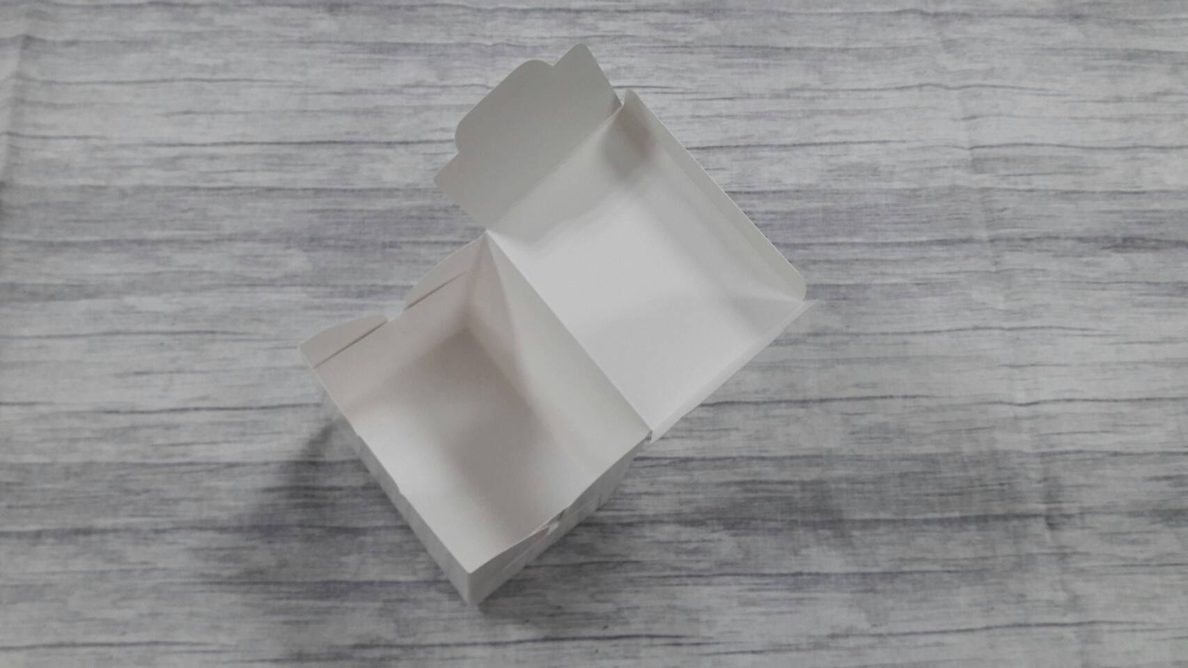 กล่องเค้ก 1 ชิ้น กล่องเค้ก กล่องขนม กล่องเบเกอรี่ กล่องคัพเค้ก สีขาว ขนาด 8x11.5x9 ซม.(ฝาทึบ) ราคา 110 บาท ต่อแพ็ค (20ใบ/แพ็ค)