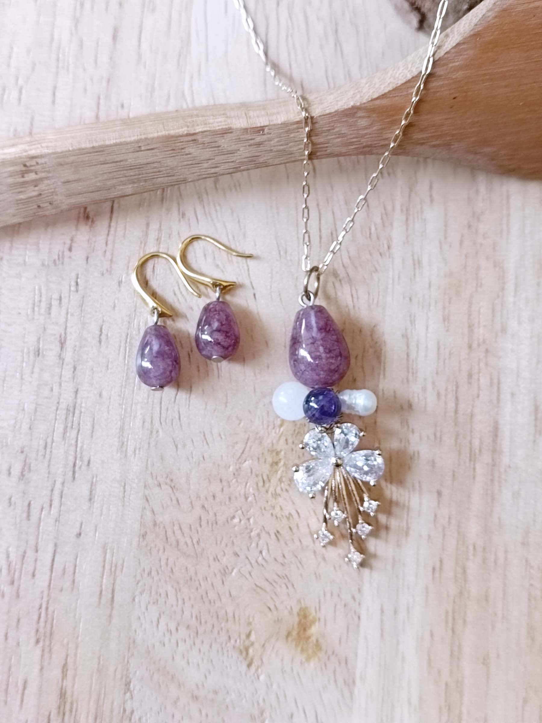 "DIVA" ชุดสร้อยคอจี้ พร้อมต่างหูหินแท้ Lepidolite Jewelry Set (ปรับสมดุลอารมณ์)