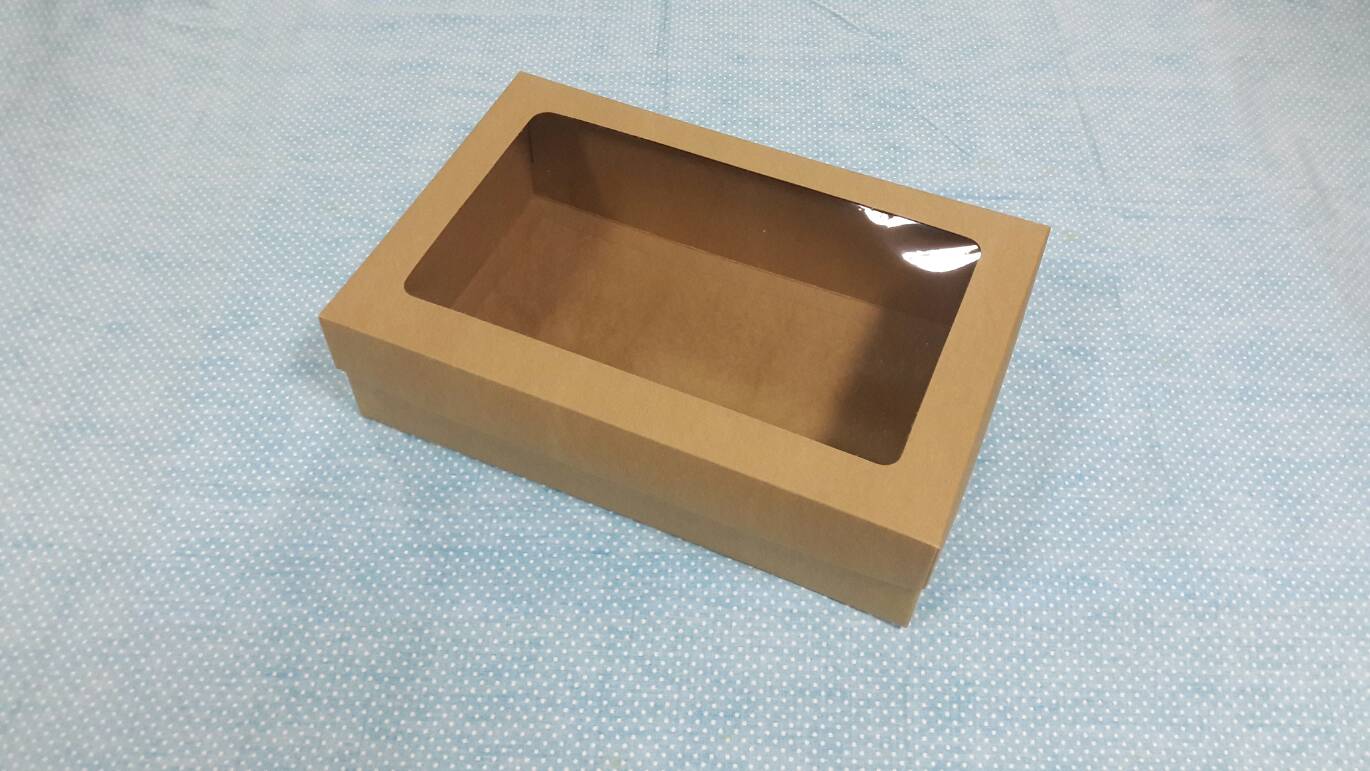 กล่องฝาครอบ กล่องของขวัญ กล่องแบบมีฝาครอบ กล่องอเนกประสงค์ ขนาด 22.0 x 34.0 x 9 cm. สีคราฟท์น้ำตาลเข้ม มีหน้าต่างพลาวติก ราคา 845 บาท ต่อแพ็ค (20 ใบ)