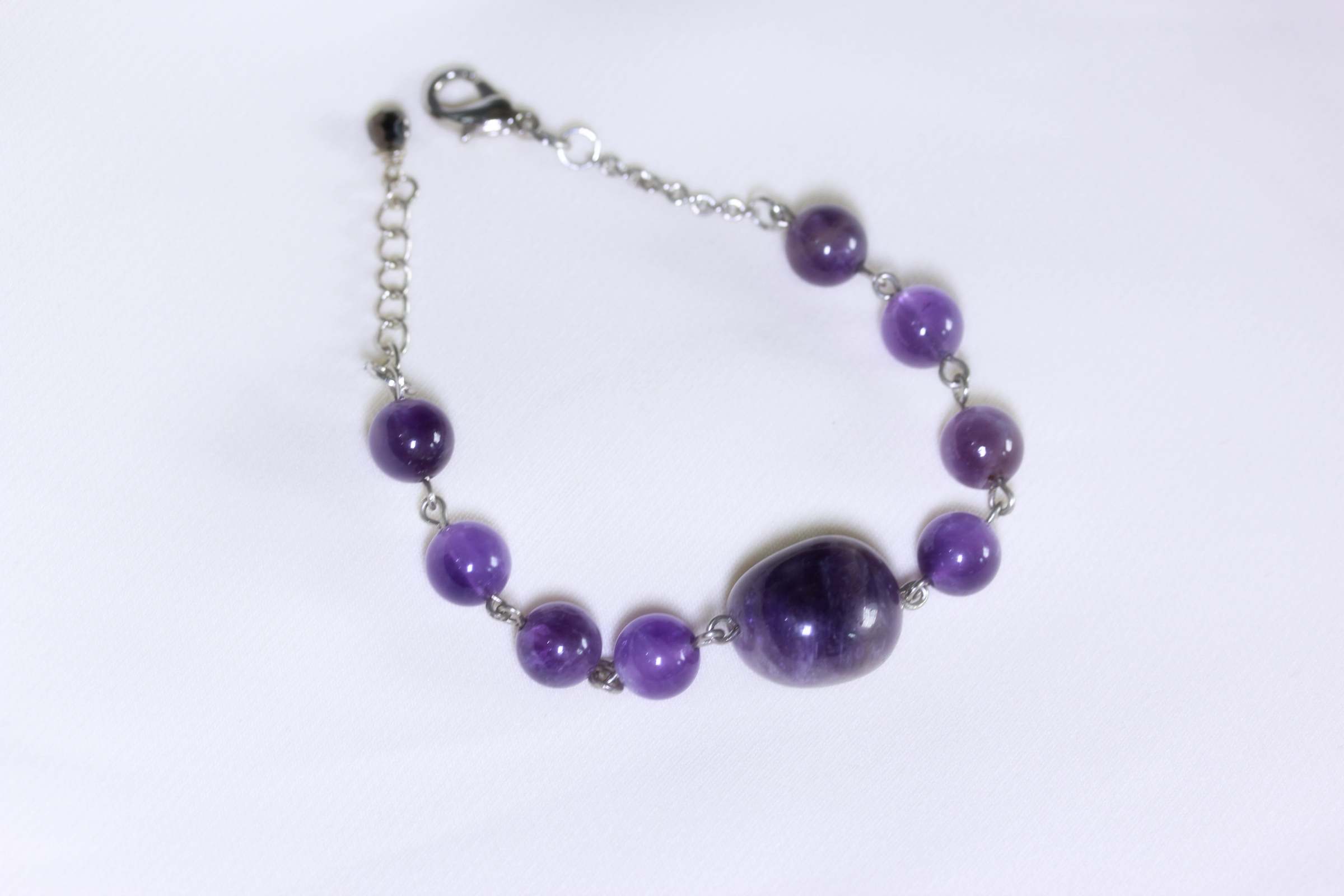 สร้อยข้อมือหินแท้ "Connected" Amethyst Bracelet (คลื่นพลังความสำเร็จ)