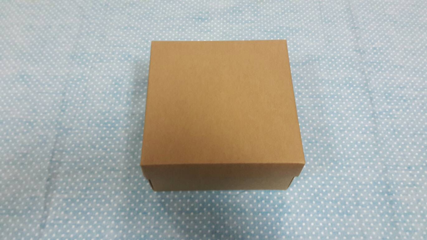 กล่องแบบมีฝาครอบ กล่องอเนกประสงค์ ขนาด 13 * 13 * 7 ซม. สีคราฟท์น้ำตาลเข้ม ราคา 370 บาท ต่อแพ็ค (20 ใบ)