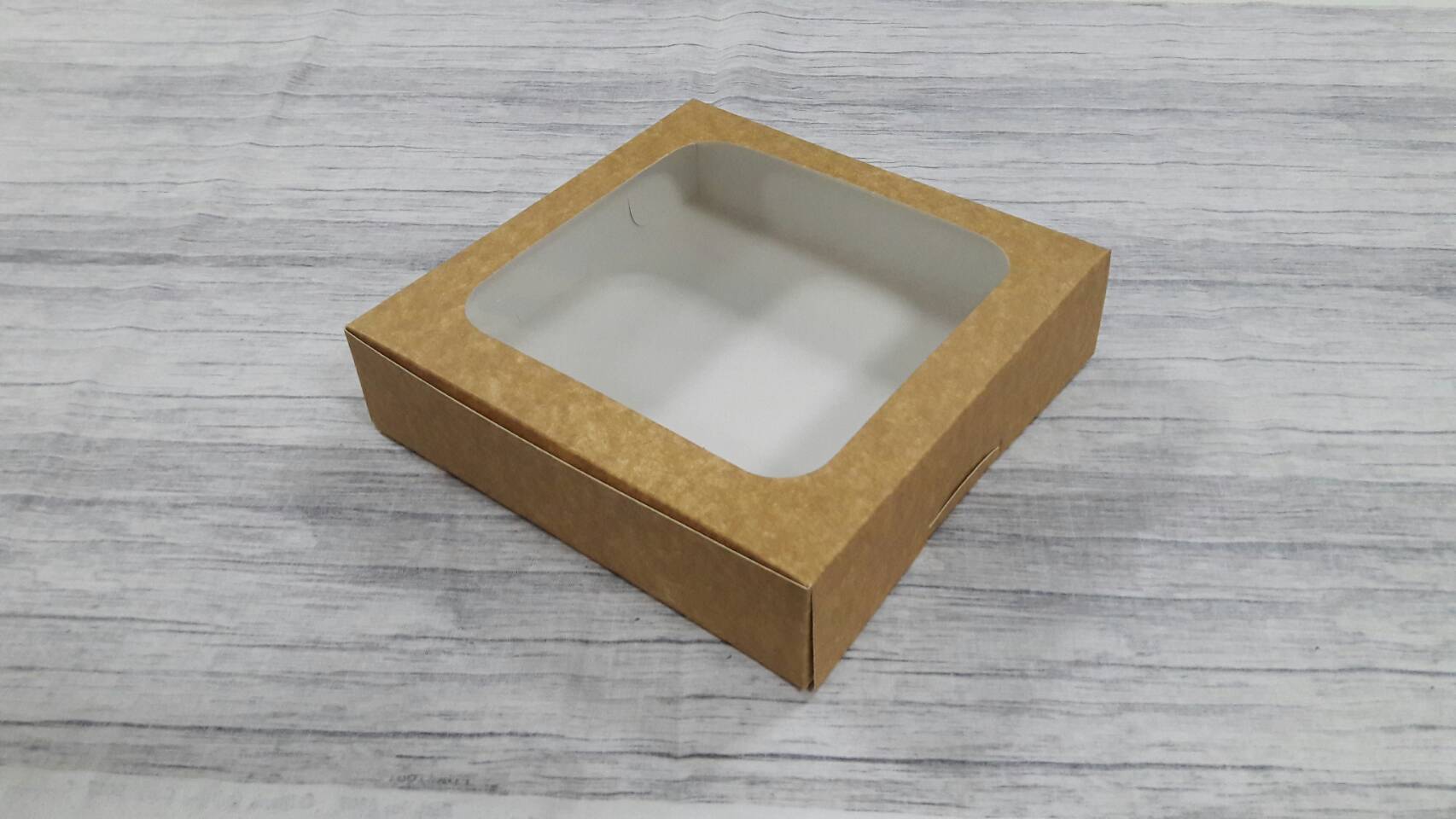 กล่องบราวนี่ กล่องชิฟฟ่อน กล่องเค้กครึ่งปอนด์ กล่องทาร์ตไข่ กล่องขนมเปี๊ยะ กล่องพาย กล่องช็อกโกแลต สีคราฟท์น้ำตาลอ่อน(CKB) ขนาด 20x20x5 ซม.ราคา 205 บาท ต่อแพ็ค (20ใบ)