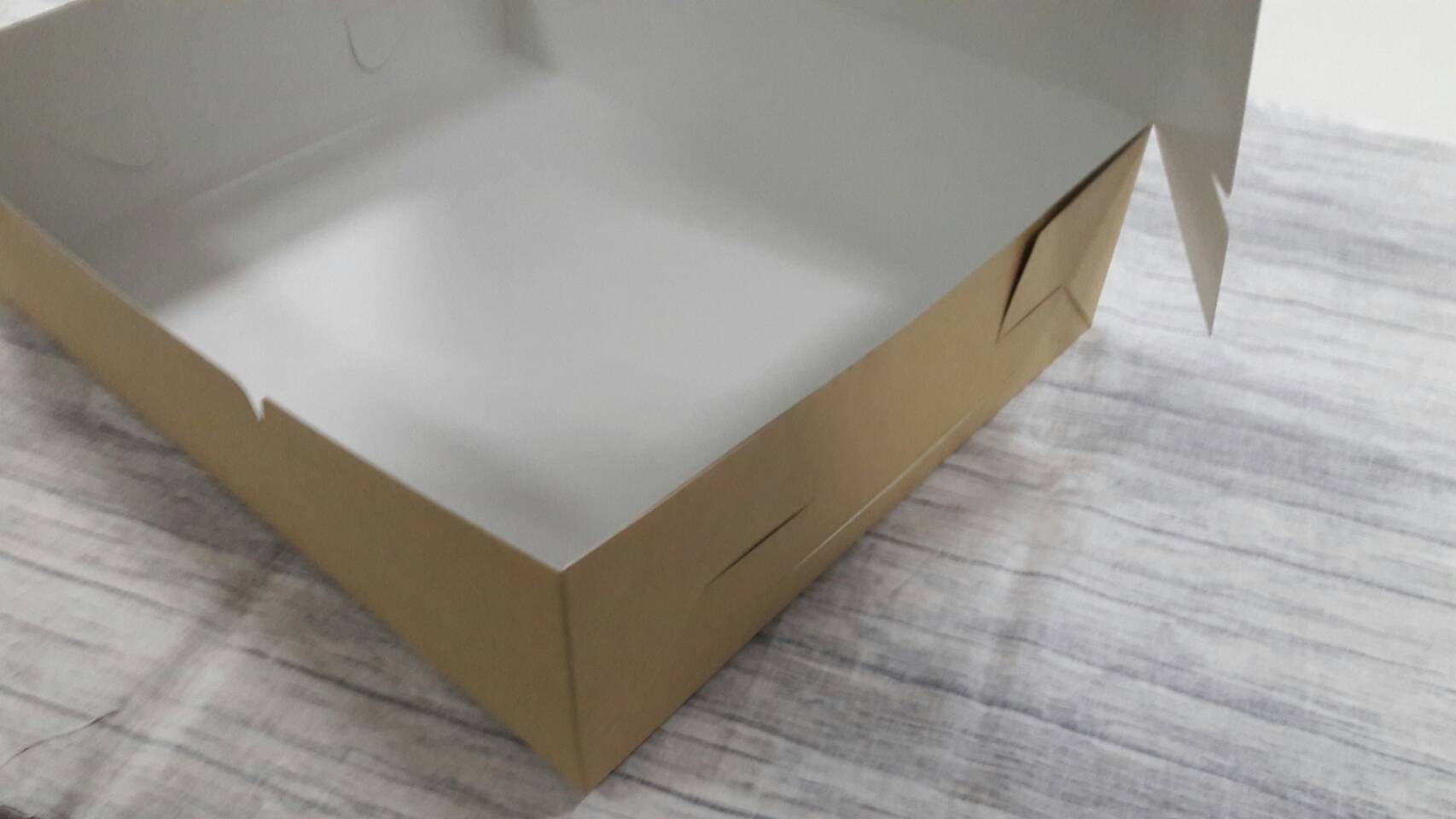 กล่องขนม กล่องโดนัท กล่องชิฟฟ่อน กล่องอเนกประสงค์ ขนาด 28 x 35 x 9 ซม.สีคราฟท์น้ำตาลอ่อน (ฝาทึบ) ราคา 490 บาทต่อแพ็ค (20ใบ)(กระดาษหนา 350 แกรม)