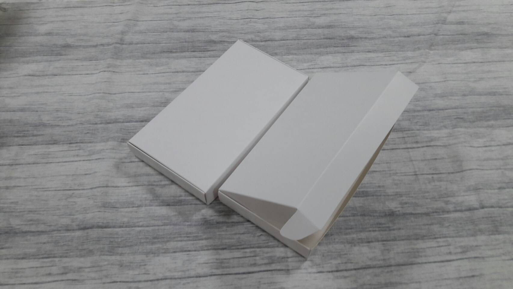 กล่องบราวนี่ กล่องขนม กล่องเอนกประสงค์ กล่องของขวัญ กล่องทรงหูช้าง สีขาว ขนาด 12x22x3 ซม.(ฝาทึบ) ราคา 190 บาทต่อแพ็ค (20 ใบ)