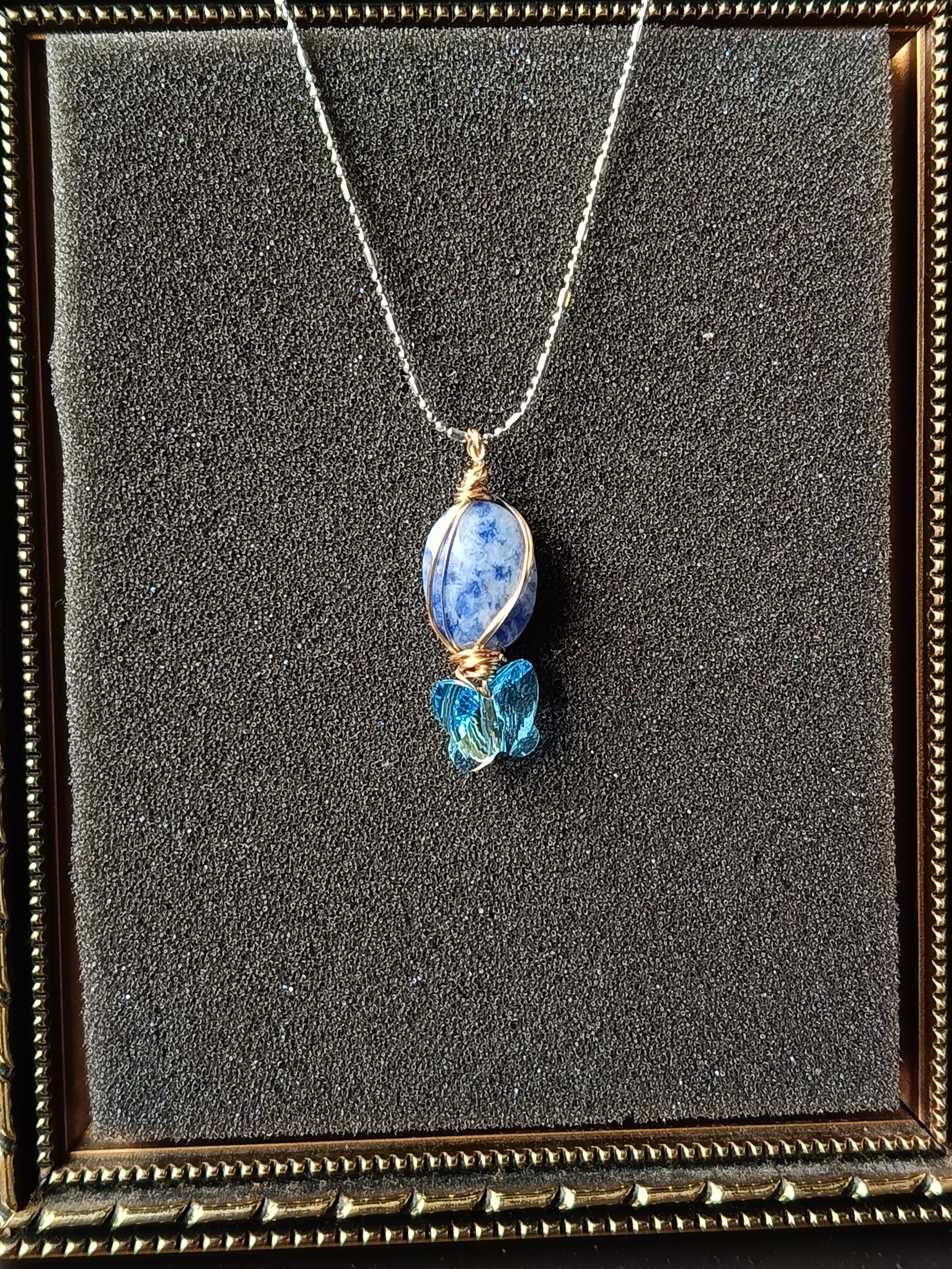 สร้อยจี้หินแท้ Sodalite + Butterfly Pendant Pendant Necklace (เสริมพลังสติ สมาธิ การสื่อสาร)