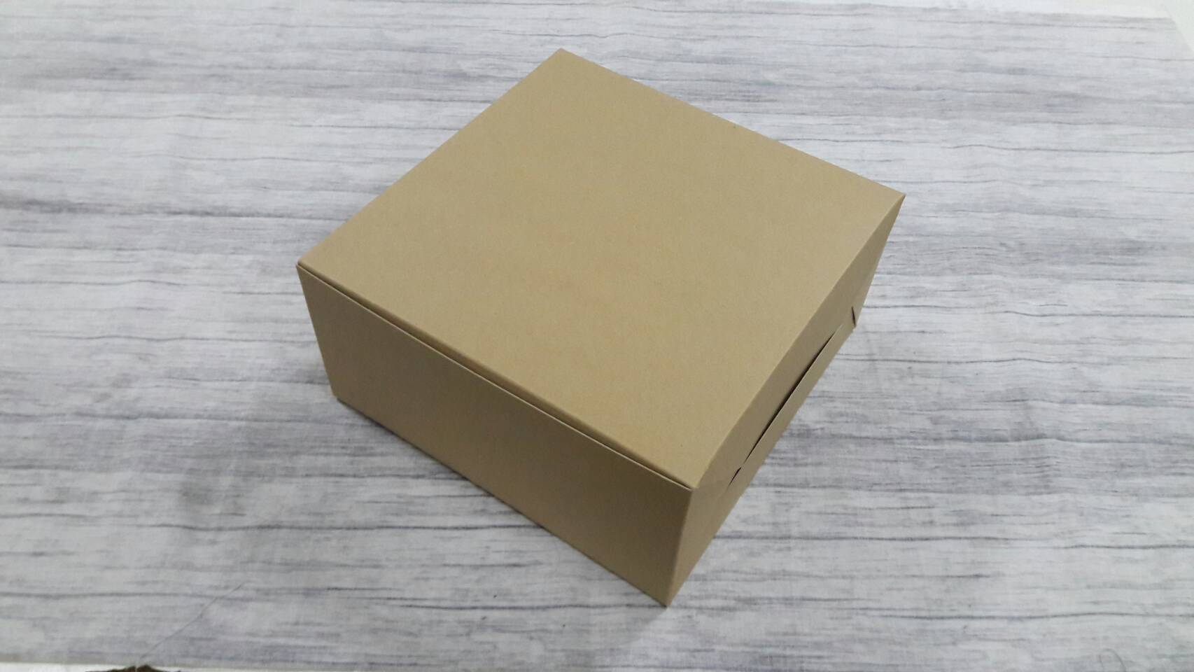 กล่องเค้ก กล่องเค้ก 1 ปอนด์ กล่องขนม กล่องเบเกอรี่ กล่องคัพเค้ก สีคราฟท์น้ำตาลอ่อน ขนาด 20.5x20.5x10ซม. (ฝาทึบ) ราคา 295 บาทต่อแพ็ค (20ใบ)