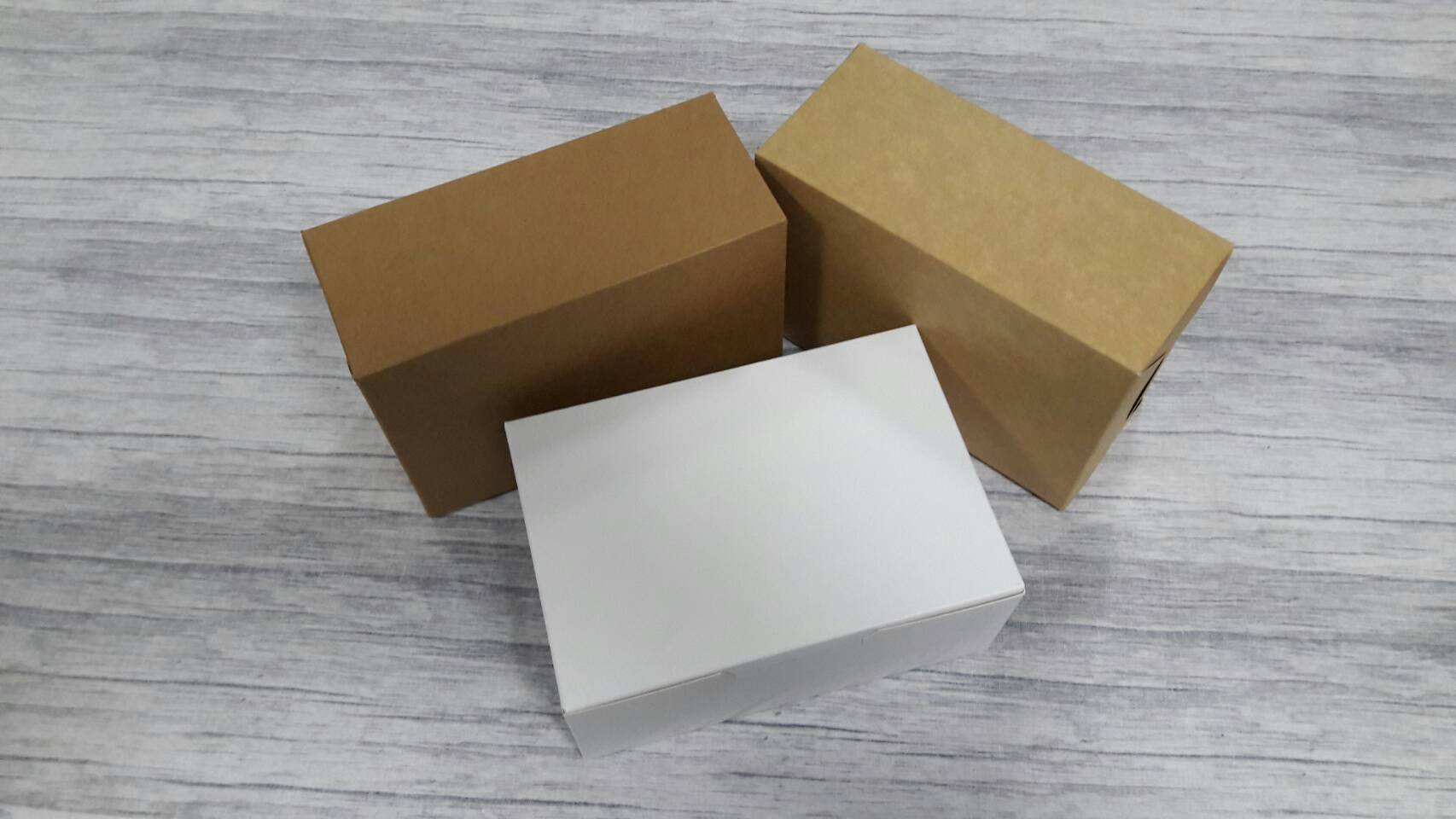 กล่องไม่มีหน้าต่าง (ฝาทึบ) กล่องเค้ก กล่องคัพเค้ก กล่องขนม กล่องชิฟฟ่อน กล่องช้อคโกแล็ต กล่องคุ๊กกี้ ขนาด 12.0x17.5x7.5 ซม.สีคราฟท์น้ำตาลเข้ม ราคา 160 ต่อแพ็ค(20ใบ)