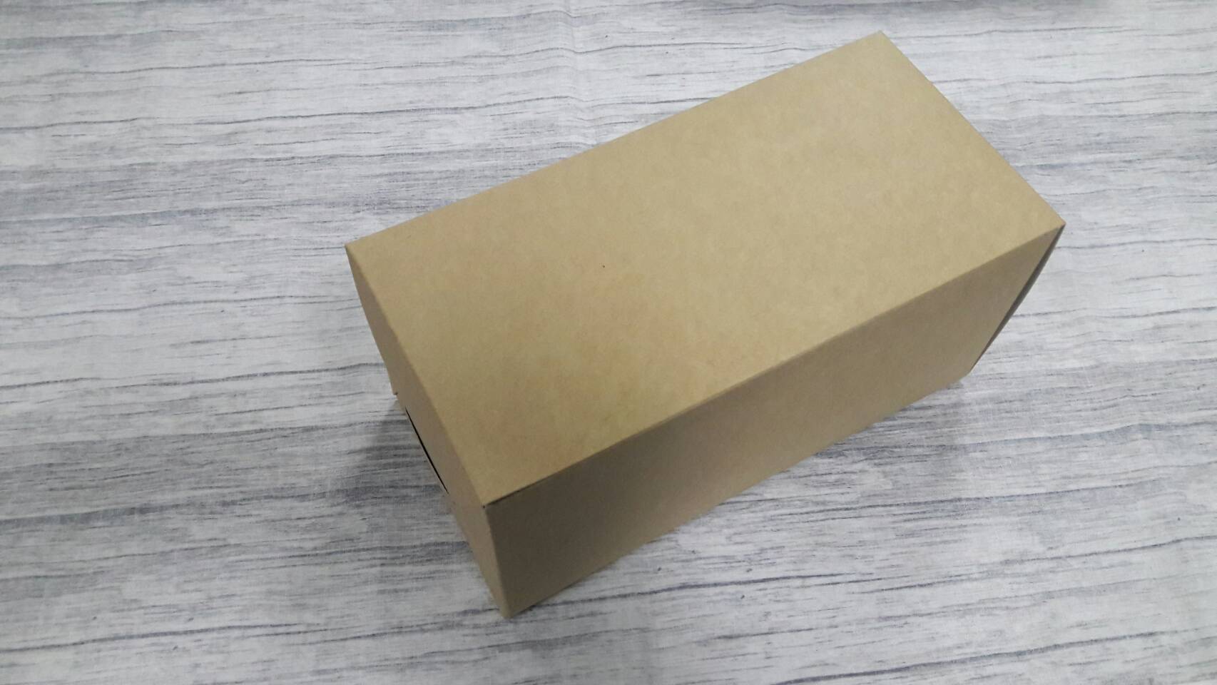 กล่องอเนกประสงค์ แบบทรงฝาปิดเปิด ท้ายก้นขัด กล่องของขวัญ กล่องเครื่องสำอางค์ สีคราฟท์น้ำตาลอ่อน ขนาด 11x11x22.7 ซม. ราคา 285 บาทต่อแพ็ค(20 ใบ)