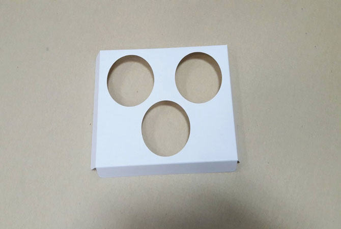 ฐานใส่คัพเค้กขนาด 3 ช่อง เส้นผ่านศูนย์กลาง 6.4 ซม.(ใช้กับถ้วยคัพเค้กขนาดมาตรฐาน 6 ซม.) ขนาดกว้าง 17.8 X ยาว 13.8 ซม.