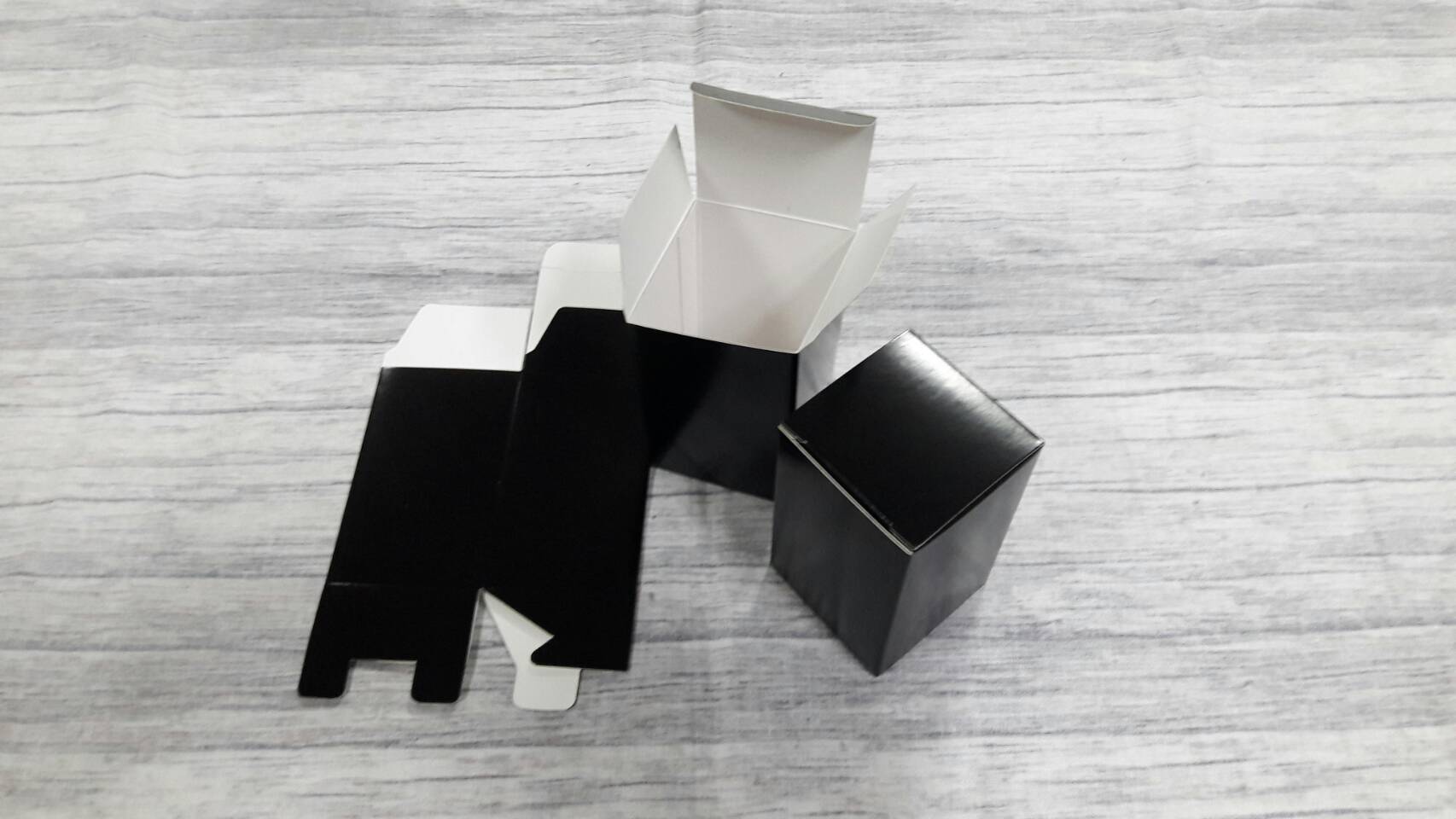 กล่องอเนกประสงค์ สีดำ 5x5x8.5 ซม. แบบทรงฝาปิดเปิด ท้ายก้นขัด กล่องของขวัญ กล่องเครื่องสำอางค์ ราคา 245 บาทต่อแพ็ค(50 ใบ)