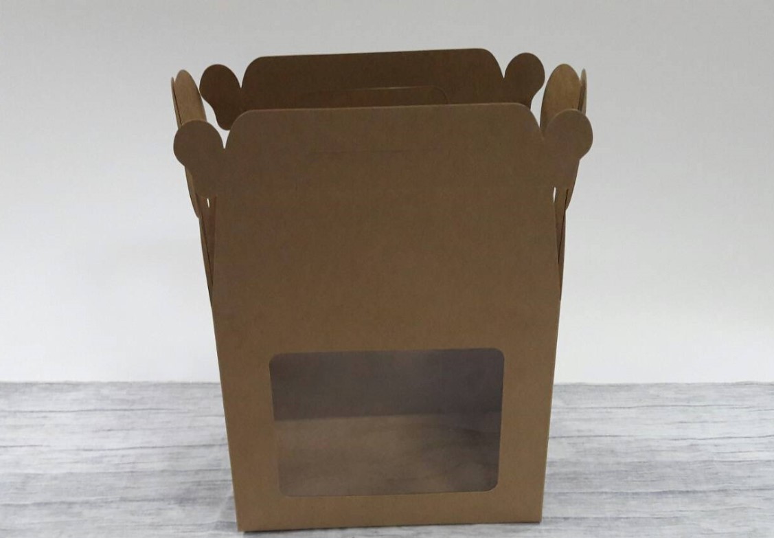 กล่องหูหิ้ว กล่องอเนกประสงค์ กล่องคุ๊กกี้ กล่องขนม ขนาด 12 x 20 x สูง 17 ซม.สีคราฟท์น้ำตาลเข้ม (หน้าต่างพลาสติก) ราคา 340 บาทต่อแพ็ค (20ใบ)