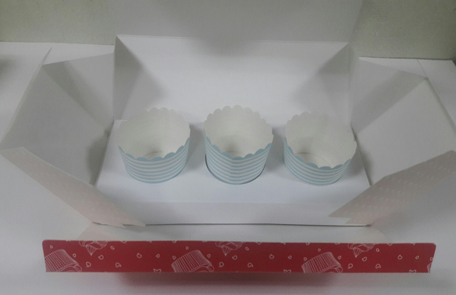 กล่องคัพเค้ก 3 ชิ้น ลายสีแดง (พร้อมฐานรองคัพเค้ก) ขนาด 9.0 x 24.0 x สูง 9.0 ซม. พร้อมฐานรอง (ช่องคัพเค้กกว้าง 5.5 ซม.) ราคา 290 บาท ต่อแพ็ค (20ใบ)