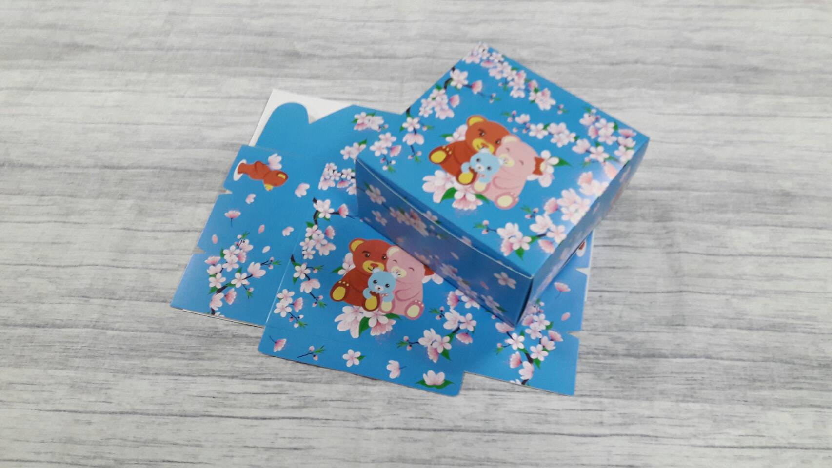 กล่องคัพเค้ก 4 ชิ้น (แบบไม่มีฐานรอง) กล่องเค้กครึ่งปอนด์ กล่องขนม กล่องสแน็ค Snack Box กล่องคอฟฟี่เบรค สีฟ้าแบร์ซากุระ ขนาด 15.0x15.0x7.6 ซม. (แพ็คละ 150 บาทต่อ 20ใบ)