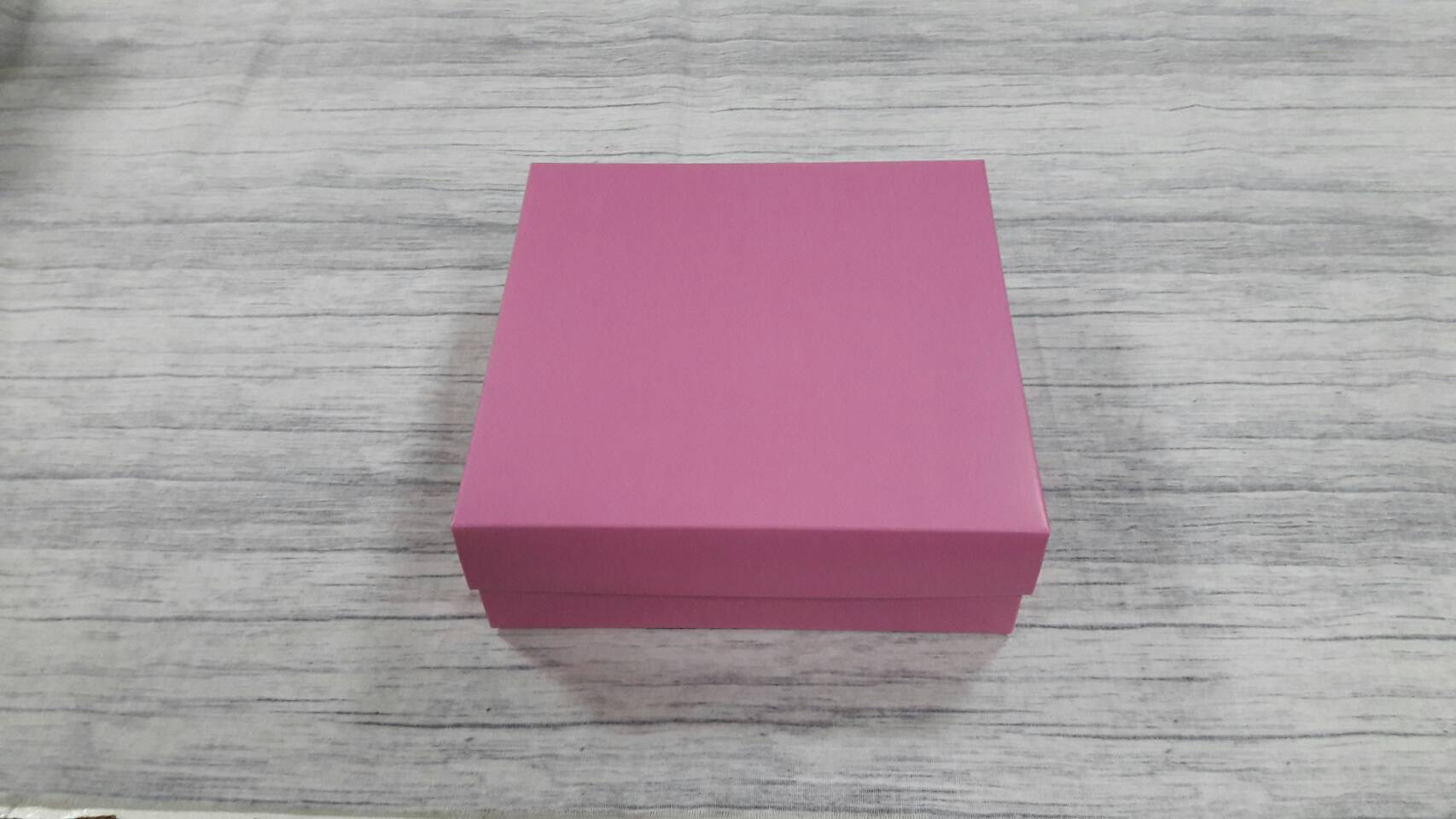 กล่องฝาครอบ กล่องของขวัญ กล่องเอนกประสงค์ กล่องแบบมีฝาครอบ ขนาด 17.5 x 17.5 x 6.0 ซม. สีชมพู (แบบฝาทึบ) ราคา 435 บาท ต่อแพ็ค (20 ใบ)