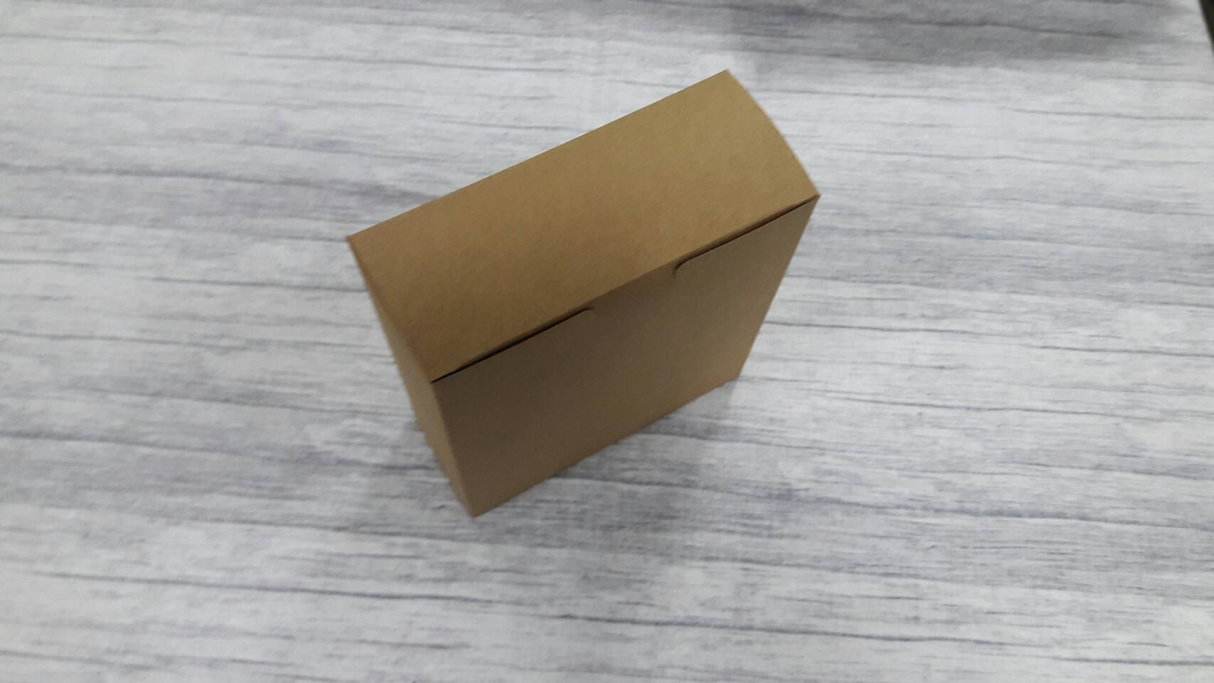 กล่องของขวัญ กล่องเครื่องสำอางค์ กล่องอเนกประสงค์ กล่องใส่ชา/กาแฟ สีคราฟท์น้ำตาลเข้ม ขนาด 14.5x6.0x16.0 ซม. แบบทรงฝาปิดเปิด ท้ายก้นขัด ราคา 180 บาทต่อแพ็ค(20 ใบ)