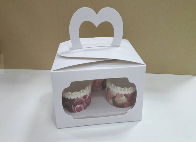 กล่องหูหิ้ว แบบหน้าต่าง 2 ด้าน สีขาว ขนาด 18 x 14 x 10 ซม. กล่องคุ๊กกี้ กล่องขนม กล่องคัพเค้ก กล่องเค้ก กล่องเบเกอรี่ ราคา 285 บาทต่อแพ็ค(20ใบ)