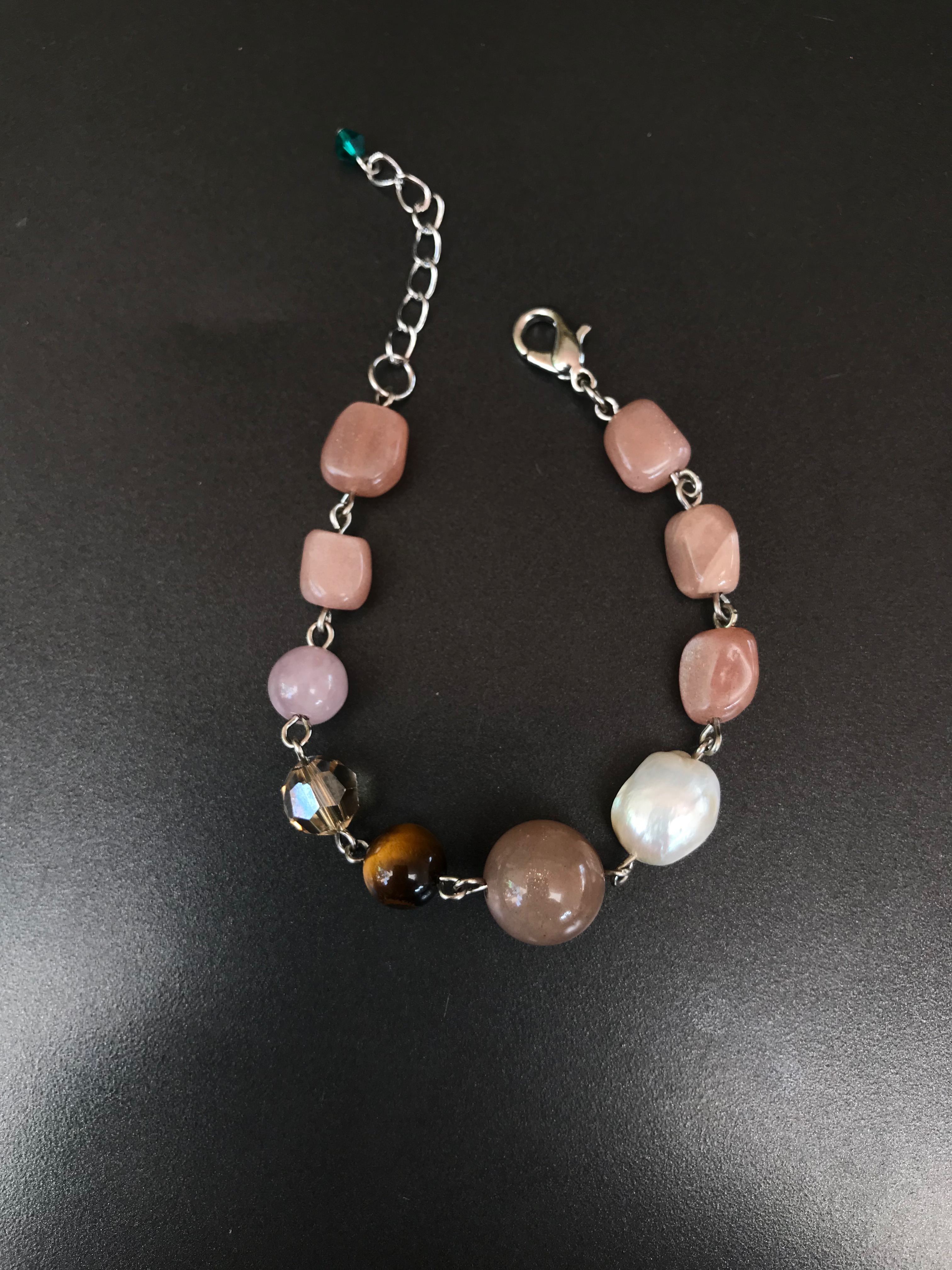 สร้อยข้อมือหินแท้ "Connected" Boost Energy Bracelet (Peach Moonstone)