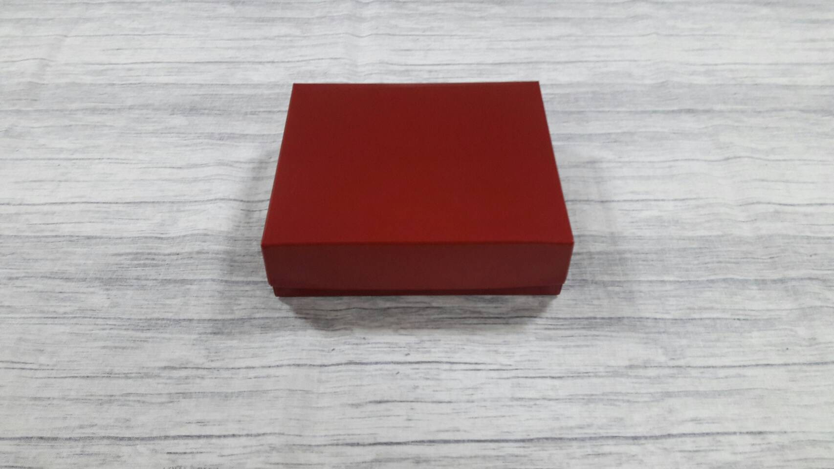 กล่องของขวัญ กล่องฝาครอบ กล่องของที่ระลึก กล่องอเนกประสงค์ ขนาด 13x14.5x4 ซม. กล่องของใช้ กล่องใส่ผ้าไหม สีแดงเข้ม เคลือบอาบเงา (ฝาทึบ) ราคา 300 บาทต่อแพ็ค(20 ใบ)